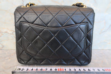 Load image into Gallery viewer, CHANEL Mini Matelasse chain single flap chain shoulder bag Lambskin Black/Gold hadware Shoulder bag 700090187
