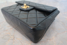 Load image into Gallery viewer, CHANEL Mini Matelasse chain single flap chain shoulder bag Lambskin Black/Gold hadware Shoulder bag 700090187
