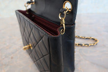 Load image into Gallery viewer, CHANEL Mini Matelasse chain single flap chain shoulder bag Lambskin Black/Gold hadware Shoulder bag 700090187
