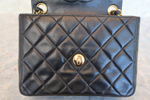 Load image into Gallery viewer, CHANEL Mini Matelasse chain single flap chain shoulder bag Lambskin Black/Gold hadware Shoulder bag 700090187

