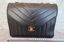 Load image into Gallery viewer, CHANEL  V-Stitch chain shoulder bag Lambskin Black/Gold hadware Shoulder bag 700090234
