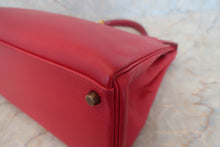 Load image into Gallery viewer, HERMES KELLY 32 Graine Couchevel leather Rouge vif 〇V Engraving Shoulder bag 500060067
