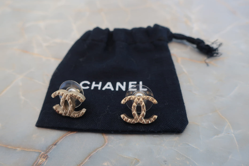 CHANEL CC mark earring Gold plate Gold Earring 500100128