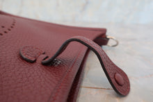 将图片加载到图库查看器，HERMES EVELYNE TPM Clemence leather Bordeaux A刻印 Shoulder bag 600060173
