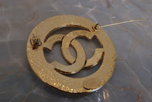 Load image into Gallery viewer, CHANEL CC mark Round brooch Gold plate Gold Brooch 500100129

