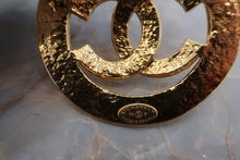 Load image into Gallery viewer, CHANEL CC mark Round brooch Gold plate Gold Brooch 500100129
