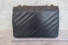 将图片加载到图库查看器，CHANEL/香奈儿 垂直针迹 链条包 荔枝皮 Black/Gold hadware(黑色/金色金属) 肩背包 800010123

