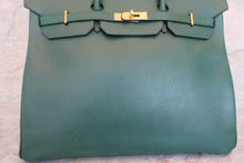 Load image into Gallery viewer, HERMES BIRKIN 40 Ardennes leather Green 〇W Engraving Hand bag 600070131
