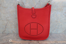 将图片加载到图库查看器，HERMES EVELYNE TPM Clemence leather Rouge casaque X刻印 Shoulder bag 600070141
