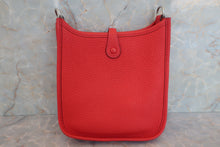 将图片加载到图库查看器，HERMES EVELYNE TPM Clemence leather Rouge casaque X刻印 Shoulder bag 600070141
