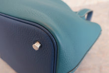 将图片加载到图库查看器，HERMES PICOTIN LOCK CASAQUE MM Clemence leather Deep blue/Vert bosphore Y刻印 Hand bag 600090226
