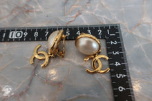 Load image into Gallery viewer, CHANEL CC mark Pearl earring Gold plate Gold Earring 600040087

