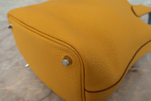 将图片加载到图库查看器，HERMES PICOTIN LOCK ECLAT PM Clemence leather/Swift leather Jaune ambre/Celeste C刻印 Hand bag 800080199
