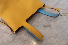 将图片加载到图库查看器，HERMES PICOTIN LOCK ECLAT PM Clemence leather/Swift leather Jaune ambre/Celeste C刻印 Hand bag 800080199
