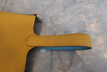 将图片加载到图库查看器，HERMES PICOTIN LOCK ECLAT PM Clemence leather/Swift leather Jaune ambre/Celeste C刻印 Hand bag 800080199
