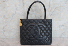Load image into Gallery viewer, CHANEL Medallion Tote Caviar skin Black/Gold hadware Tote bag 600060064
