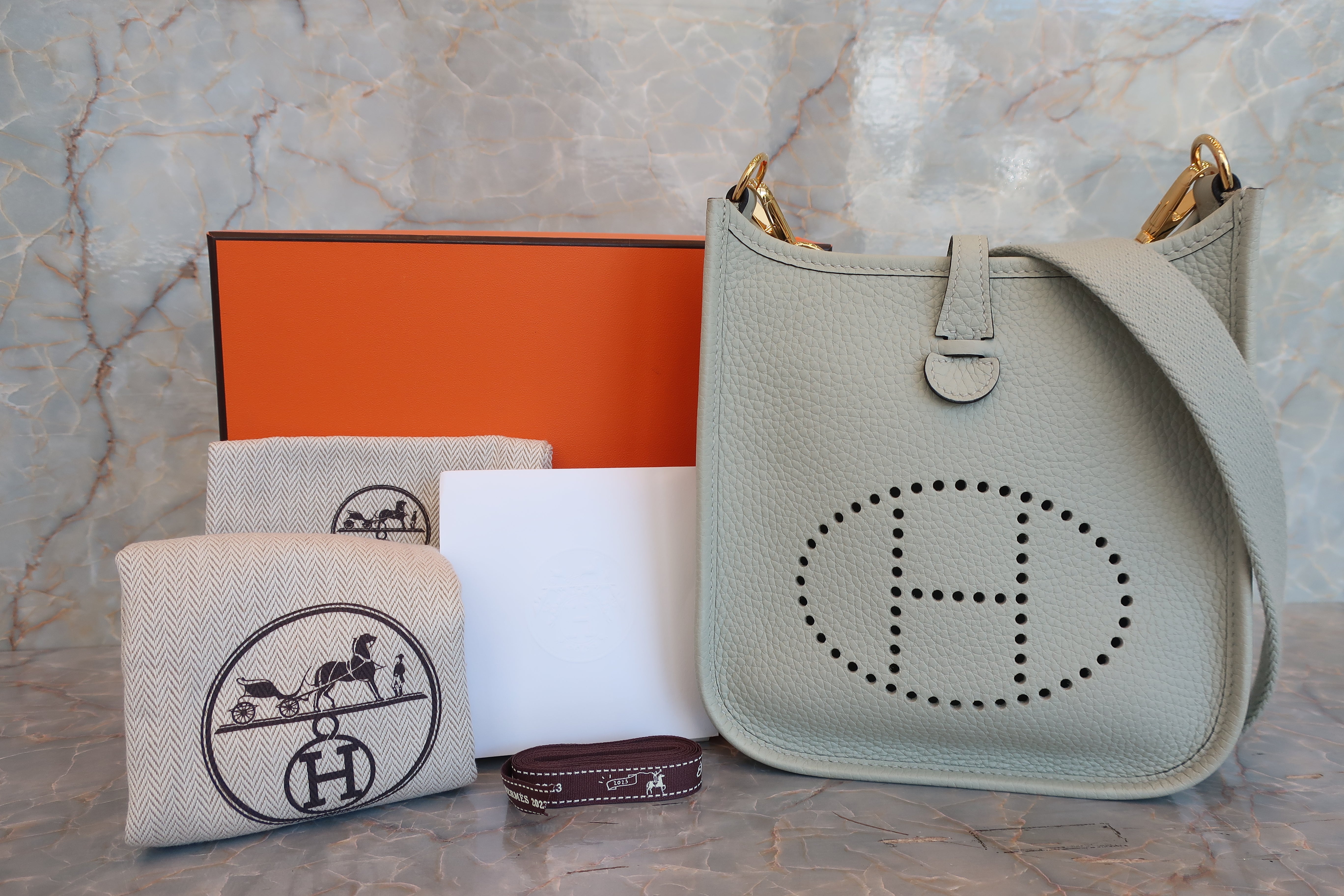 【新品タグ付き】HERMES エルメス グリーン系 シンプル 爽やか エルメス Hermes HERMES 二つ折り財布 AZAP SILKIN COMPACT