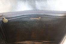 Load image into Gallery viewer, CHANEL Matelasse tortoiseshell chain shoulder bag Lambskin Black/Gold hadware Shoulder bag 800070031
