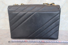 将图片加载到图库查看器，CHANEL/香奈儿 垂直针迹 链条包 荔枝皮 Black/Gold hadware(黑色/金色金属) 肩背包 700120117
