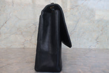 将图片加载到图库查看器，CHANEL/香奈儿 垂直针迹 链条包 荔枝皮 Black/Gold hadware(黑色/金色金属) 肩背包 700120117
