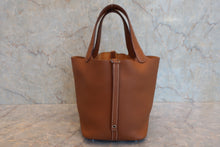 画像をギャラリービューアに読み込む, HERMES／エルメス ピコタンロックＭＭ トリヨンクレマンス ゴールド W刻印 ハンドバッグ 800030020
