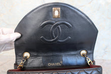 Load image into Gallery viewer, CHANEL Matelasse chain shoulder bag Lambskin Black/Gold hadware Shoulder bag 700090190
