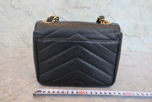 将图片加载到图库查看器，CHANEL/香奈儿 V线 链条包 荔枝皮 Black/Gold hadware(黑色/金色金属) 肩背包 800010177
