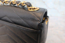 将图片加载到图库查看器，CHANEL/香奈儿 V线 链条包 荔枝皮 Black/Gold hadware(黑色/金色金属) 肩背包 800010177
