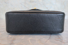 将图片加载到图库查看器，CHANEL/香奈儿 V线 链条包 荔枝皮 Black/Gold hadware(黑色/金色金属) 肩背包 800010177
