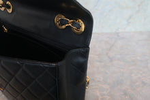 Load image into Gallery viewer, CHANEL Medium Matelasse single flap chain shoulder bag Lambskin Black/Gold hadware Shoulder bag 700120157
