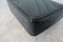 将图片加载到图库查看器，CHANEL/香奈儿 V线 链条包 荔枝皮 Black/Gold hadware(黑色/金色金属) 肩背包 800010177
