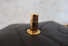 将图片加载到图库查看器，CHANEL/香奈儿 V线 链条包 荔枝皮 Black/Gold hadware(黑色/金色金属) 肩背包 800010177
