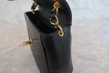 将图片加载到图库查看器，CHANEL/香奈儿 V线 链条包 荔枝皮 Black/Gold hadware(黑色/金色金属) 肩背包 800010177
