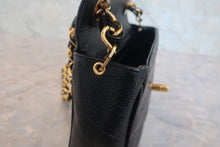 将图片加载到图库查看器，CHANEL/香奈儿 V线 链条包 荔枝皮 Black/Gold hadware(黑色/金色金属) 肩背包 800010177
