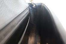 将图片加载到图库查看器，CHANEL/香奈儿 V线 链条包 荔枝皮 Black/Gold hadware(黑色/金色金属) 肩背包 800010177
