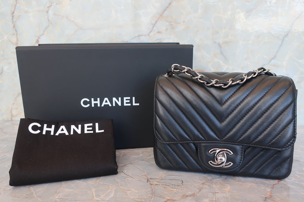 CHANEL  V-Stitch chain shoulder bag Lambskin Black/Silver hadware Shoulder bag 700100029