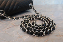 Load image into Gallery viewer, CHANEL  V-Stitch chain shoulder bag Lambskin Black/Silver hadware Shoulder bag 700100029
