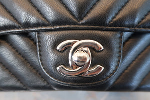 CHANEL  V-Stitch chain shoulder bag Lambskin Black/Silver hadware Shoulder bag 700100029