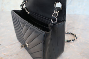 CHANEL  V-Stitch chain shoulder bag Lambskin Black/Silver hadware Shoulder bag 700100029