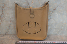 Load image into Gallery viewer, HERMES  EVELYNE TPM Clemence leather Trench U Engraving Shoulder bag 600120304
