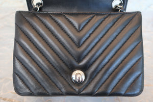 CHANEL  V-Stitch chain shoulder bag Lambskin Black/Silver hadware Shoulder bag 700100029