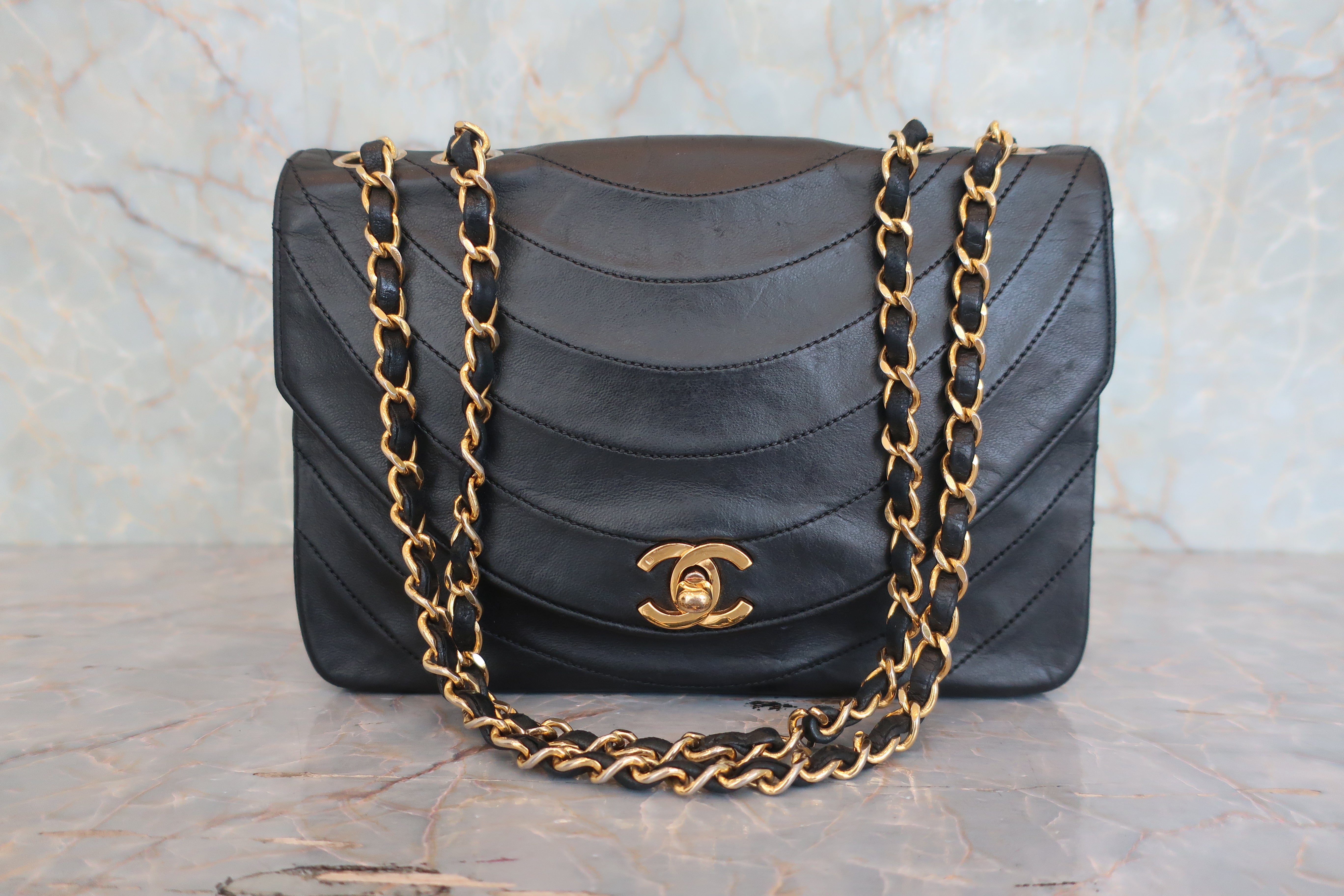 CCロゴチェーンバック CHANEL CC mark Double Chain shoulder bag Lambskin Black/Gold