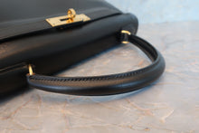 Load image into Gallery viewer, HERMES KELLY 28 Box carf leather Black 〇U Engraving Shoulder bag 700070192
