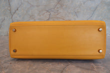 Load image into Gallery viewer, HERMES KELLY 32 Graine Couchevel leather  〇X Engraving Shoulder bag 700120088
