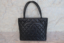 Load image into Gallery viewer, CHANEL Medallion Tote Caviar skin Black/Silver hadware Tote bag 600090008
