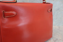Load image into Gallery viewer, HERMES KELLY 28 Box carf leather Brique 〇P Engraving Hand bag 500100170
