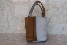 将图片加载到图库查看器，HERMES PICOTIN LOCK CASAQUE MM Clemence leather Pearl gray/Kraft □Q刻印 Hand bag 700110053
