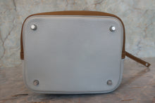 将图片加载到图库查看器，HERMES PICOTIN LOCK CASAQUE MM Clemence leather Pearl gray/Kraft □Q刻印 Hand bag 700110053
