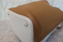 将图片加载到图库查看器，HERMES PICOTIN LOCK CASAQUE MM Clemence leather Pearl gray/Kraft □Q刻印 Hand bag 700110053
