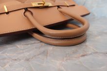 Load image into Gallery viewer, HERMES HAUT A COURROIRE 32 Graine Couchevel leather Natural 〇Z Engraving Hand bag 600070138
